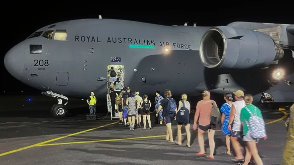 Nachdem ein heftiges Erdbeben den Inselstaat Vanuatu erfasst hat, konnten bereits Hunderte Touristen ausgeflogen werden. - © Uncredited/Department of Foreign Affairs and Trade/AP/dpa