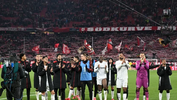Leverkusens Sieger feiern nach dem Erfolg in M&uuml;nchen. - &copy; Sven Hoppe/dpa
