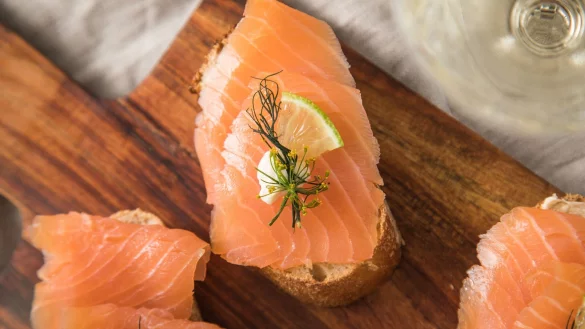 17 Räucherlachs- und Ersatzprodukte in Scheiben haben die Experten getestet. Fazit: Die besten sind auch die teuersten. - © Christin Klose/dpa-tmn