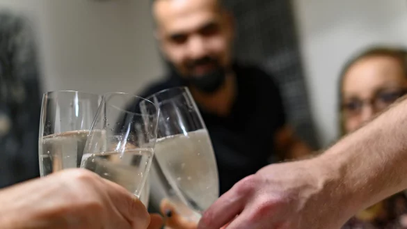 Die Weihnachtsfeier: Ein sch&ouml;ner Anlass, um gemeinsam mit Kollegen das Jahr ausklingen zu lassen. - &copy; Daniel Maurer/dpa-tmn