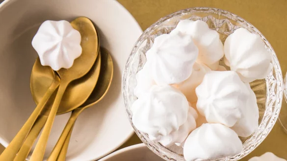 Sie haben Eiwei&szlig; &uuml;brig? Dann machen Sie doch leckere Baisers daraus. - &copy; Christin Klose/dpa-tmn