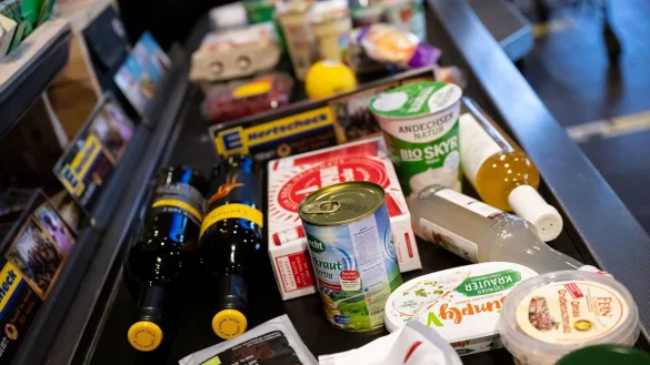 Beim Lebensmittel-Einkauf merken Verbraucher steigende Preise ganz konkret. (Archivbild) - © Sven Hoppe/dpa