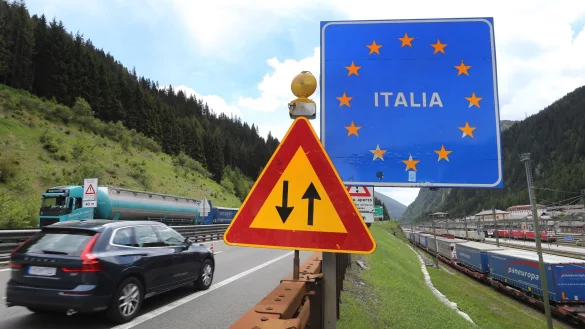 In Italien gelten jetzt deutlich höhere Bußgelder bei Verkehrsdelikten. (Archivbild) - © Karl-Josef Hildenbrand/dpa
