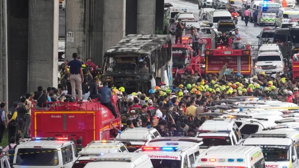 Zahlreiche Retter waren im Einsatz, jedoch kam f&uuml;r die meisten Betroffenen jede Hilfe zu sp&auml;t. - &copy; Sakchai Lalit/AP/dpa