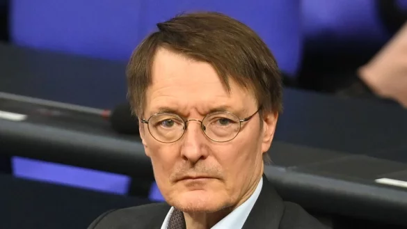 Bundesgesundheitsminister Karl Lauterbach (SPD) ist wohl kein Fan der gehypten Süßigkeit. (Archivbild) - © Anna Ross/dpa