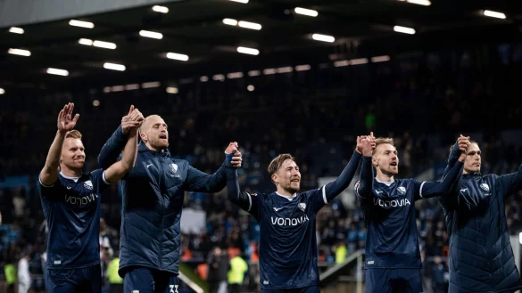 Die Profis des VfL Bochum feiern den Sieg gegen den 1. FC Heidenheim. - © Fabian Strauch/dpa