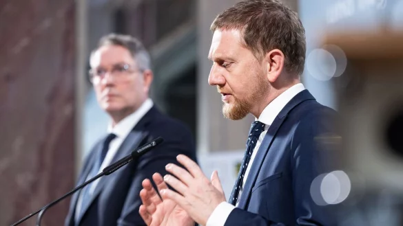 Alexander Schweitzer aus Rheinland-Pfalz für die SPD-Länder, Michael Kretschmer (CDU) aus Sachsen als Vorsitzender der Ministerpräsidentenkonferenz: In vielen Zielen sind sie sich einig. - © Hannes P. Albert/dpa