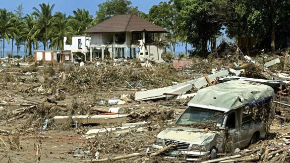 Die Zerstörungen durch den Tsunami waren gewaltig - auch in der beliebten Urlaubsregion Khao Lak in Thailand. (Archivbild) - © picture alliance / epa Rungroj Yongrit/EPA/dpa