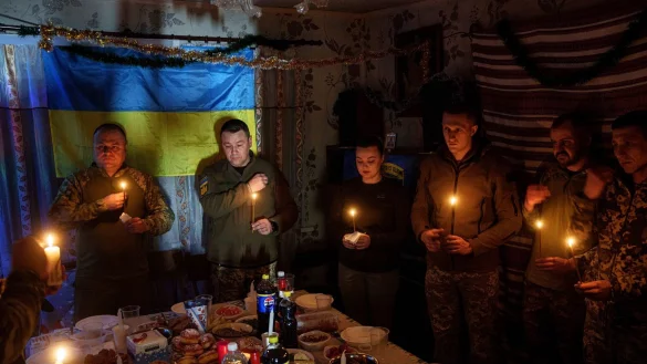 An Weihnachten zielt Russland mit seinen Angriffen auf die Energieversorgung der Ukraine. - © Evgeniy Maloletka/AP/dpa