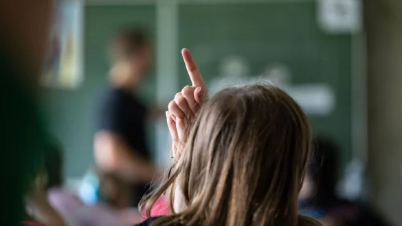 Ab dem Schuljahr 2026/2027 gibt es einen Rechtsanspruch auf Ganztagsbetreuung in der Grundschule. (Archivfoto) - &copy; Marijan Murat/dpa