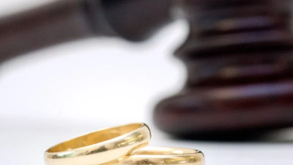 Ehebruch allein führt nicht automatisch zum Verlust von Unterhaltsansprüchen, doch ein schwerwiegendes Fehlverhalten wie eine lang andauernde Affäre kann dies begründen. - © Andrea Warnecke/dpa-tmn