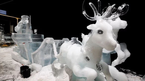 Im eisigen Weihnachtsmann-Schlitten d&uuml;rfen sich Kinder sogar hinsetzen. - &copy; Christoph Reichwein/dpa