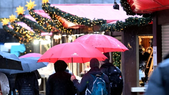 In der neuen Woche müssen sich die Menschen auf dichte Wolken und Sprühregen einstellen. (Archivbild) - © Roberto Pfeil/dpa