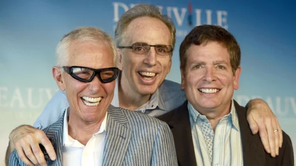 Kom&ouml;dien-Genie Jim Abrahams (links) - hier mit Jerry Zucker und David Zucker im Jahr 2009 - ist jetzt mit 80 Jahren gestorben. (Archivfoto) - &copy; picture alliance / Daniel Joubert/EPA/dpa