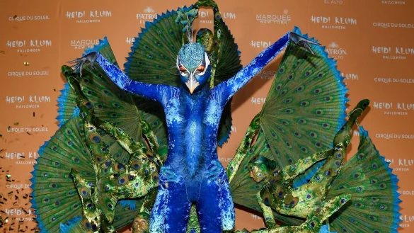 Ein schillernder Pfau - Heidi Klum bei ihrer j&auml;hrlichen Halloween-Party 2023. (Archivbild) - &copy; Evan Agostini/Invision/AP/dpa
