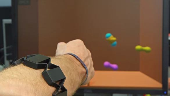 Wissenschaftler des Exzellenzclusters "Citec" der Universität Bielefeld arbeiten an einem Projekt, das die Steuerung von Handprothesen erleichtern soll. - © Universität Bielefeld