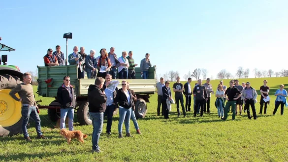 Bei einer Ortsbegehung im M&auml;rz hatte Landwirt Axel Kroos (vorne) B&uuml;rger &uuml;ber den dritten Teilabschnitt des geplanten Ausbaus der B239n informiert. Mit einer Resolution an den Bund wollen die Gr&uuml;nen einen Planungsstopp erreichen. - &copy; Heidi Stork