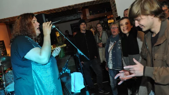 Auf unserem Foto bringt die &bdquo;Relics Rockband"die G&auml;ste im Ultimo zum Tanzen. - &copy; Nicole Ellerbrake