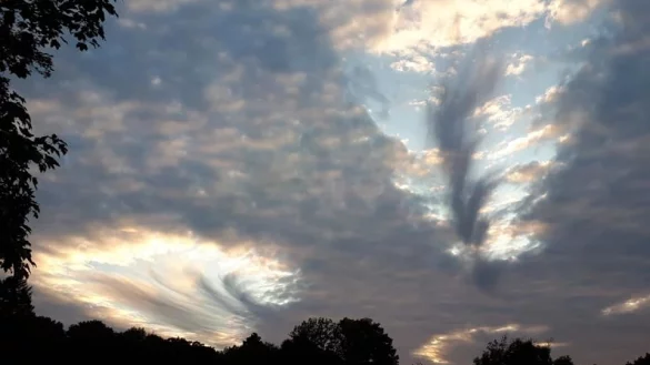 Der Anblick &uuml;ber L&uuml;bbecke: Zwei Hole Punch Clouds geben den Blick auf den Himmel frei. - &copy; Friedrich F&ouml;st