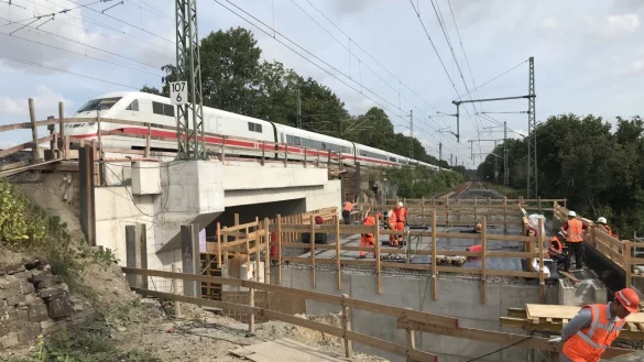 Bald beendet: Die Erneuerung der Bahnbrücken am Bielefelder Hauptbahnhof. - © Matthias Bungeroth