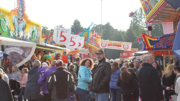 Besonders am Samstag und Sonntag fanden zahlreiche G&auml;ste den Weg auf den Reinholdi-Markt. Nach dem verregneten Freitag kam auch bei den Beschickern Freude auf. - &copy; Sandra Castrup