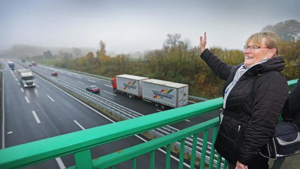 Ulrike Wegner, die eigens aus Detmold nach Borgholzhausen gekommen ist, winkt den ersten Fahrzeugen zu. - &copy; Sarah Jonek