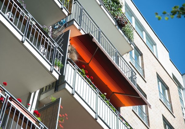 Markise am Balkon anbringen - © Foto: Andrea Warnecke/dpa-tmn