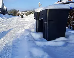 Auch die M&uuml;ll- und Papiertonnen stecken derzeit im Schnee fest. - &copy; Oliver K&ouml;nig