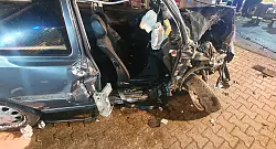 Ein Autofahrer ist am fr&uuml;hen Samstagmorgen von der Fahrbahn abgekommen und mit seinem Auto im Feuerwehrger&auml;tehaus Sonneborn eingeschlagen. - &copy; Feuerwehr Barntrup