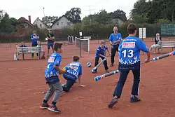 Angriff: Nach Eroberung des Juggs versucht das eine Team, diesen im Mal der gegnerischen Mannschaft um Trainer Pascal Arend (Zweiter von rechts) unterzubringen. - &copy; Jan Christian Pinsch