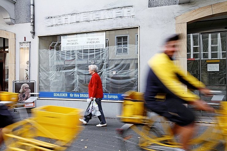 Die Schlecker-Filiale an der Hornschen Straße in Detmold ist längst ausgeräumt. An der Eingangstür rechts hängt noch ein Zettel: Die Schlecker-Mitarbeiterinnen bedanken sich bei ihren Kunden für die Treue. - © Foto: Preuss