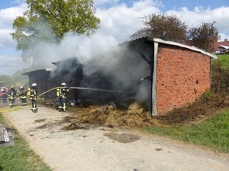 Bei einem Scheunenbrand in Erder im April vergangenen Jahres waren 40 Einsatzkräfte der Freiwilligen Feuerwehr Kalletal im Einsatz. Das dort eingelagerte Heu hatte sich entflammt. - © Fotorechte: Freiwillige Feuerwehr Kalletal