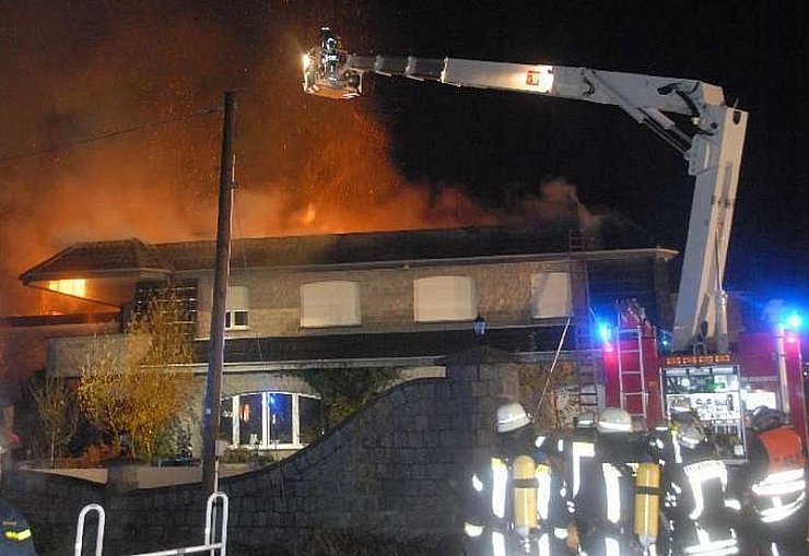Die eingelagerten Wintervorräte an Heu und Stroh fachen die Flammen immer wieder an. - © FOTO: ANDREAS EICKHOFF