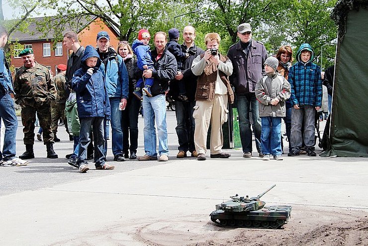 Nicht weit entfernt von den großen Vorbildern präsentieren Reservisten aus Höxter Modellpanzer. - © Foto: Engelhardt