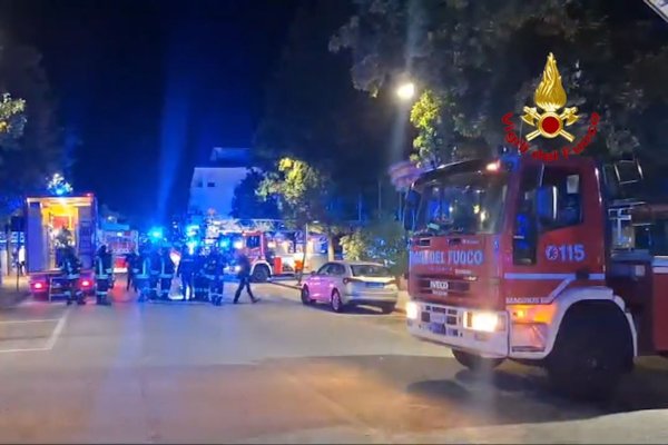 Eine dreiköpfige Familie musste bei dem Brand per Drehleiter evakuiert werden. (Handout-Foto) - © ---/Vigili del Fuoco/dpa