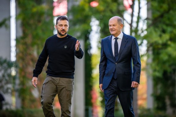 Auf seiner Europatour hat der ukrainische Präsident Wolodymyr Selenskyj auch bei Kanzler Olaf Scholz in Berlin Halt gemacht, um für neue Militärhilfe zu werben. - © Michael Kappeler/dpa
