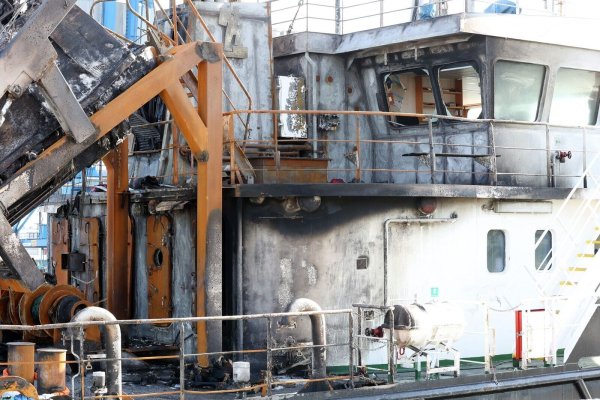 Das Feuer am Heck des Tankschiffes «Annika» hat auch Teile des Schiffsaufbaus zerstört. - © Bodo Marks/dpa