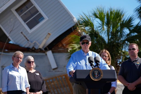 US-Präsident Joe Biden hat sich bei einem Besuch in Florida selbst ein Bild von den Schäden durch Hurrikan «Milton» gemacht. - © Manuel Balce Ceneta/AP/dpa