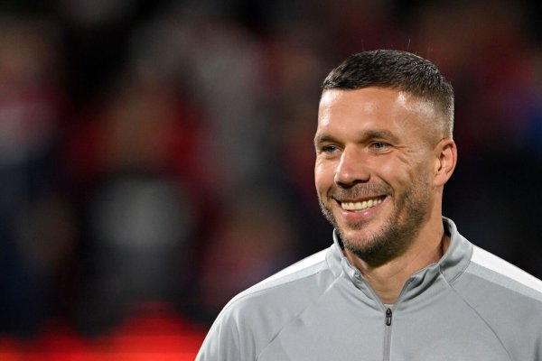Mitgefühl für den verletzten Fan: Lukas Podolski. - © Federico Gambarini/dpa