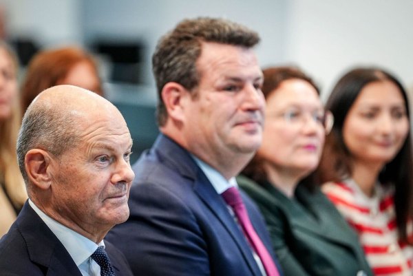 Arbeitsminister Heil und Kanzler Scholz wollen Industrie fördern (rechts Andrea Nahles, Chefin der Bundesagentur für Arbeit). (Archivbild) - © Kay Nietfeld/dpa