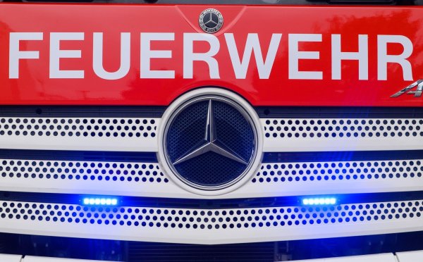 Bewohner in Detmold bei Zimmerbrand von Feuerwehr geweckt (Symbolbild) - © Klaus-Dietmar Gabbert/dpa