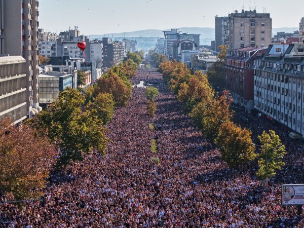 Zehntausende gedachten der 16 Opfer des Einsturzes des Bahnhofsvordachs in Novi Sad vor genau einem Jahr. - © Armin Durgut/AP/dpa