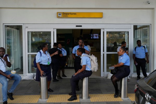 Dutzende Flüge gestrichen: Die Ausreise verzögert sich für viele Touristen. - © Matias Delacroix/AP/dpa