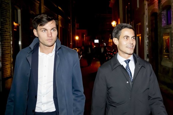 Rob Jetten (r), Vorsitzender der Partei D66, trat am Wahlabend mit seinem Verlobten Nicolás Keenan auf. - © Robin Utrecht/ANP/dpa