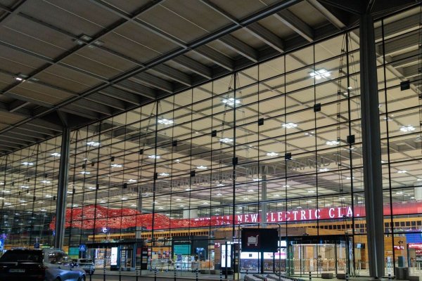 Der Flugverkehr wurde nach der Sichtung für knapp zwei Stunden eingestellt. - © Carsten Koall/dpa