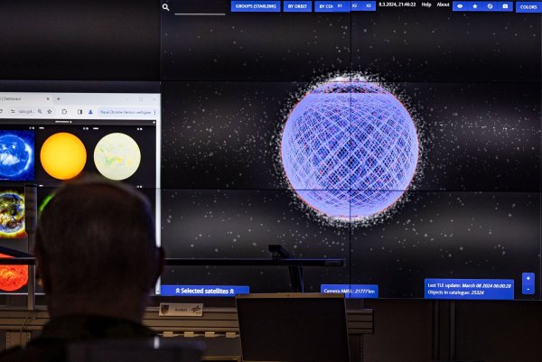 Die Menschen in Deutschland können sich inzwischen gut vorstellen, über eine Satellitenverbindung online zu sein. - © Christoph Reichwein/dpa