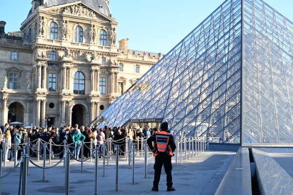 Sieben Menschen wurden nach dem Einbruch im Louvre zwischenzeitlich festgenommen. (Archivbild) - © Emma Da Silva/AP/dpa