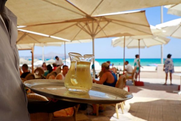 Sonne und Strand: Mallorca ist seit vielen Jahrzehnten ein Besuchermagnet. (Symbolbild) - © Clara Margais/dpa/dpa-tmn