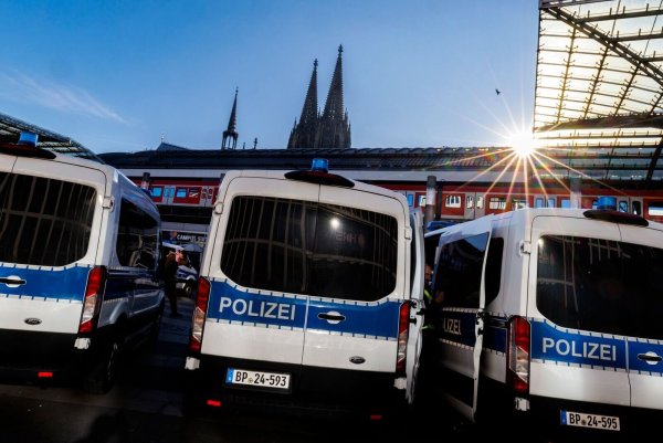 Am Kölner Bahnhof prügelten sich zahlreiche Fans von Schalke und Dortmund. (Archivbild) - © Christoph Reichwein/dpa