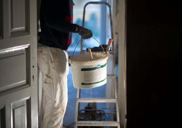 Dubiose Handwerker verlangen von älteren Kunden überhöhte Preise für Malerarbeiten. - © DPA